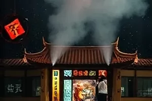 《逆光而行》封面，写字楼玻璃幕墙的逆光轮廓
