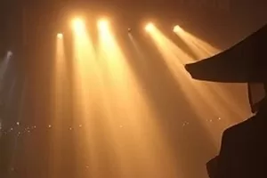 《深海回声》封面，水下光束与潜水员剪影