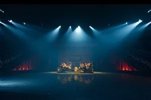 《半城烟火》封面，城市夜色与零星灯火
