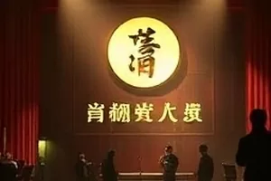 《旧梦灯笼》封面，巷口悬挂的一排纸灯笼