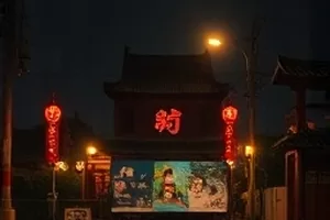 《绿皮火车》封面，站台边的绿皮车厢